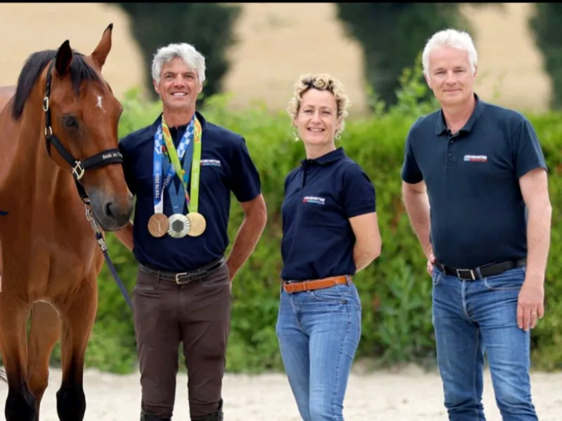 Formation management Acad&eacute;mie Equicoaching &mdash; l'&eacute;quipe de formateurs aux c&ocirc;t&eacute;s d'un cheval