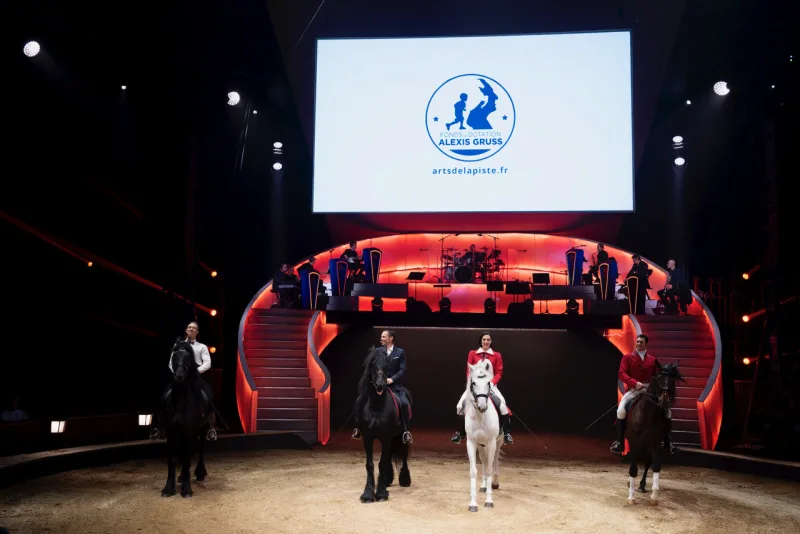 Spectacle caritatif du Fonds de dotation Alexis Gruss &mdash; sc&egrave;ne et cavaliers